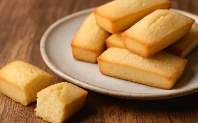 Délicieux financiers dorés, parfaits pour accompagner votre recette. Un délice à savourer !