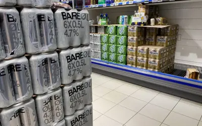 Piwo w norweskich sklepach. Widoczne pakiety piwa "Bare øl" i "Ringnes" sugerują ceny w norwegii.
