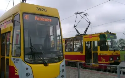 Dwa żółto-czerwone tramwaje MPK Łódź, jeden z napisem "41 Pabianice", stoją na torach.