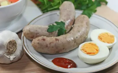 Kiełbasa, jajka na twardo, czosnek i ketchup. Zastanawiasz się, ile gorczycy do kiełbasy?