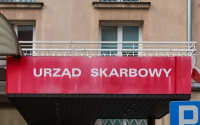 Czerwony szyld "Urząd Skarbowy" nad wejściem. Zastanawiasz się, jakie pytania zada urząd skarbowy po wpłynięciu milionów z zagranicznej loterii?
