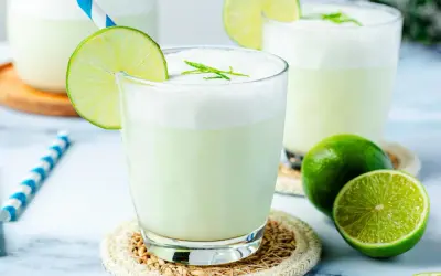 Erfrischende alkoholfreie Cocktails mit Limettenscheiben und Strohhalmen. Perfekt für heiße Tage!