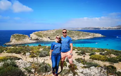 Para, ile się leci na Maltę? Piękna Błękitna Laguna i para w identycznych koszulkach.