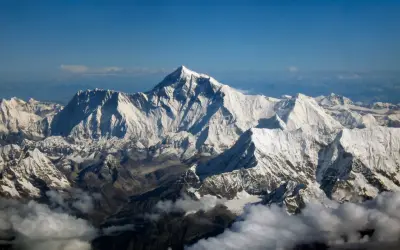 Majestatyczny Everest góruje nad ośnieżonymi szczytami Himalajów. Widok zapiera dech w piersiach, wszystko za Everest.