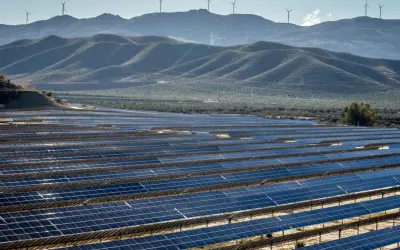 Weite Solarfelder und Windräder auf Hügeln prägen die Landschaft. Ein Zeichen für die fortschreitende energieversorgung spanien.
