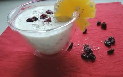 Jak dobrać owoce do surówek wytrawnych? Ananas i żurawina w kremowym deserze z płatkami owsianymi.