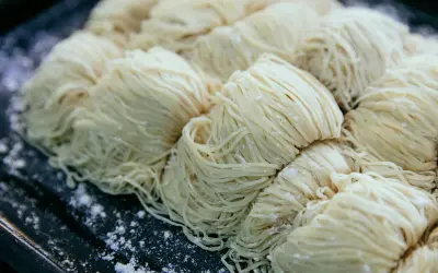 Świeży makaron, idealny do przygotowania pysznego dania. Czy pies może makaron? Lepiej nie ryzykować, ale dla ludzi to przysmak!