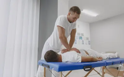Fizjoterapeuta: Ile godzin na etacie? Normy, wyjątki i realia