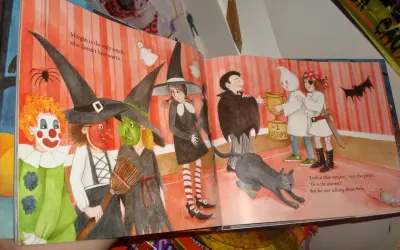 Dzieci w strojach na Halloween, w tym czarownice i klaun. Nasz dyrektor jest wampirem, który wręcza nagrodę za najlepszy kostium.