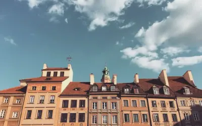 Kamienice na Starym Mieście, z pewnością mają więcej niż 100 lat, by być zabytkiem.