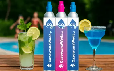 Orzeźwiające drinki i wódka z wodą gazowaną na drewnianym blacie przy basenie.