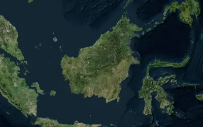 Widok satelitarny Borneo, z zaznaczonymi terenami zielonymi i wodami. Widać fragmenty Malezji i Indonezji, idealne do planowania podróży, w tym lotnisko na Borneo.