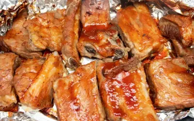 Pyszne żeberka w sosie BBQ, pieczone w folii aluminiowej. Idealne na grilla lub obiad.