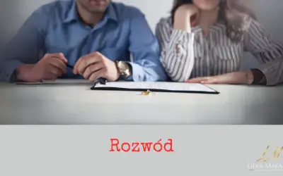 Para przy stole z dokumentami i obrączkami. Koniec małżeństwa, być może z powodu przemocy domowej.