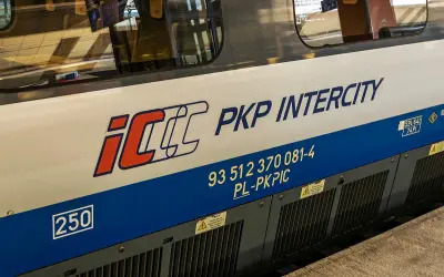 Wagony PKP Intercity z numerem 250. Ic przemyślanin, podróżni czekają na odjazd.