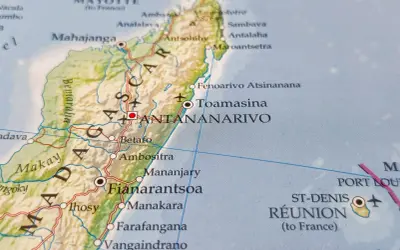 Mapa Madagaskaru z zaznaczonymi miastami, w tym Antananarywo. Planujesz podróż i zastanawiasz się nad madagaskar szczepienia?