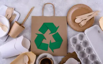 Ekologiczne naczynia i torba z symbolem recyklingu. Dbanie o gospodarkę odpadami zaczyna się od wyboru.