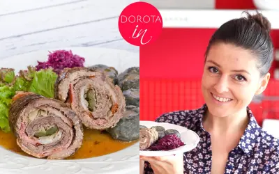 Rolada śląska z ogórkiem i boczkiem, podana z kluskami i czerwoną kapustą. Uśmiechnięta kobieta prezentuje danie.