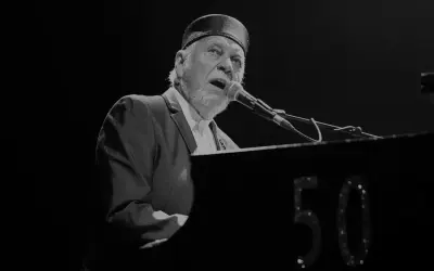 Gary Brooker, jeden z procol harum członków, gra na pianinie podczas koncertu.