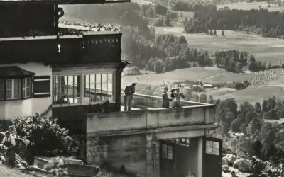 Blick vom Berghof Obersalzberg auf das malerische Tal. Menschen genießen die Aussicht von der Terrasse.