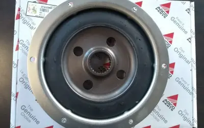 Metalowy tłumik drgań skrętnych z gumowym elementem, częścią AGCO Parts.