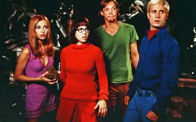Obsada filmu Scooby-Doo: Daphne, Velma, Shaggy i Fred wyglądają na zaniepokojonych.
