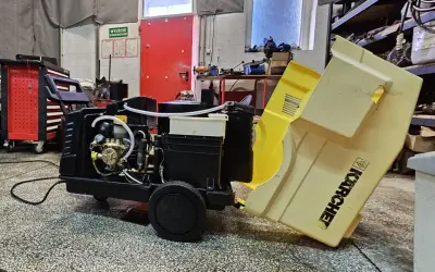 Kärcher myjka ciśnieniowa nie włącza się. Widoczny jest jej czarny korpus z elementami hydraulicznymi i żółta obudowa.