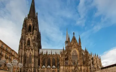 Imponująca katedra w Kolonii, z jej strzelistymi wieżami i bogatą fasadą, to prawdziwy cud architektury. Ciekawostki o jej budowie i historii zachwycają.