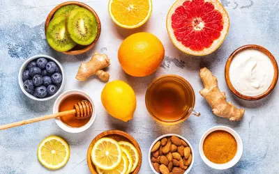 Fruits, miel, gingembre, curcuma, amandes, yaourt et thé. Une invitation à la dégustation, loin de toute zona alimentation à éviter.