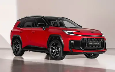 Röd Toyota RAV4 laddhybrid GR Sport med sportig design. Perfekt för en testkörning i sommarvärmen.