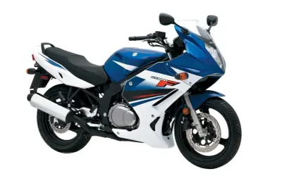 Suzuki GS 500 F azul y blanca, lista para la carretera.