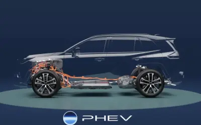 Dettaglio del sistema PHEV: scopri quanti km in elettrico può percorrere questo full hybrid, con batteria e motore in vista.