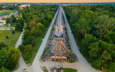 Drewniana tężnia w Ciechocinku, park z atrakcjami i ścieżki spacerowe. Idealne ciechocinek atrakcje na weekend.