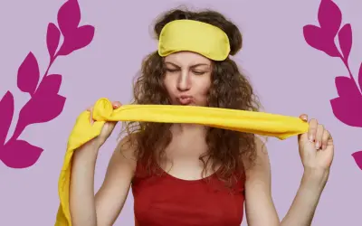 Une femme aux cheveux bouclés, portant un masque de nuit jaune, tient un tissu jaune. Elle semble prête pour une coiffure protectrice nuit.