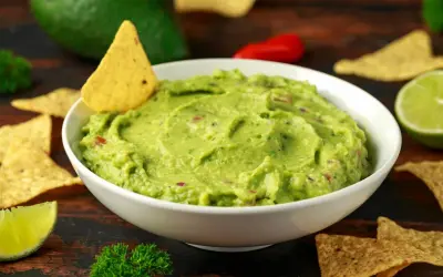 Pyszne guacamole przepis na domową przekąskę. Kremowe awokado, świeża limonka i chrupiące nachos.