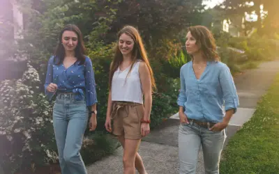 Trois femmes profitent d'une promenade paisible, savourant le moment présent. Une scène de slow tech, où la connexion humaine prime sur le numérique.