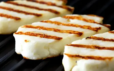 Pyszne halloumi z grilla, z apetycznymi paskami, gotowe do podania.