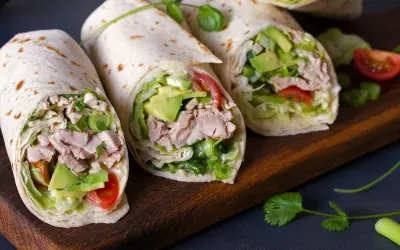 Trois wraps poulet avocat frais et colorés, prêts à être dégustés. Une recette simple et savoureuse.