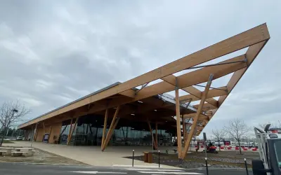 L'aire de Garonne A62, avec sa structure en bois moderne, invite au repos.