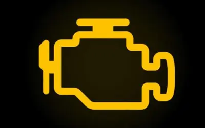 Luz de advertencia de fallo motor Volkswagen encendida. Indica un problema que requiere atención inmediata.