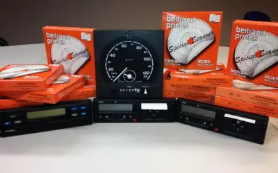 Ensemble de chronotachygraphes et de disques de france, prêts pour l'analyse des données de conduite.