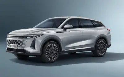 Srebrny OMODA 9 Super Hybrid, SUV z nowoczesnym grillem i eleganckimi liniami. Sprawdź omoda 9 cena i odkryj jego możliwości.
