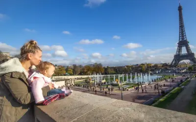 Madre y bebé disfrutan de la Torre Eiffel y las fuentes en Francia con niños.