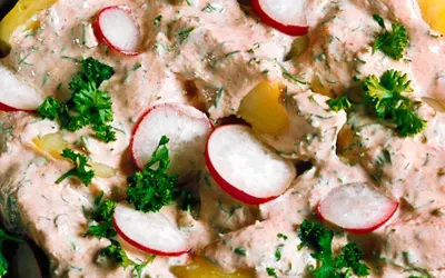 En krämig potatissallad med skivade rädisor och färska örter. Den här ser ut att vara den godaste potatissalladen någonsin!