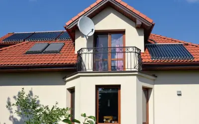 Nowoczesny wykusz w domu z balkonem i kolektorami słonecznymi na dachu.