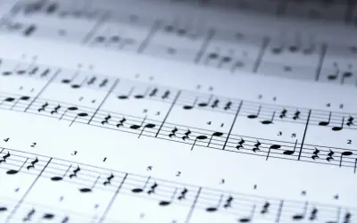 Gdzie w uroczystej cichości nuty układają się w melodię. Delikatne linie pięciolinii i czarne nuty tworzą obraz muzyki.