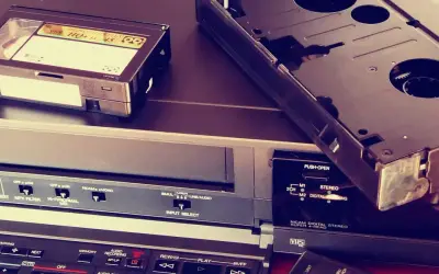 Kaseta VHS i magnetowid, gotowe do użycia jako program do zgrywania starych nagrań.