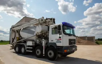 Gruszka betonu czeka na załadunek. Zastanawiasz się, ile kosztuje gruszka betonu? Ta potężna maszyna jest kluczowa na budowie.
