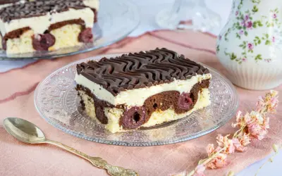 Ein Stück Donauwelle, wie es die Landfrauen lieben: Schokostreusel, Sahne, Kirschen und ein Hauch von Nostalgie.