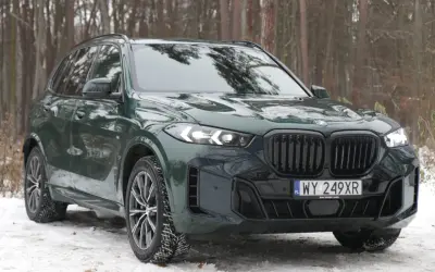 Zielony BMW X5 2025 na śniegu, gotowy na zimowe wyzwania.
